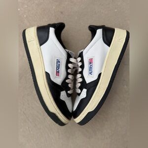 Autry Medalist Leather Low-Top Sneakers in Black & White, sz 39